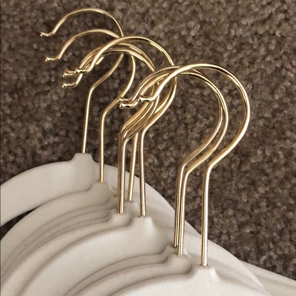 Set of 10 ivory fuzzy hangers with gold hook - Picture 2 of 3